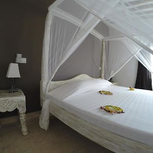 Zimmer mit Kingsize-Bett